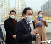 강북 찾은 우상호 "왜 굳이 수십억대 강남 재건축하냐"..朴 직격