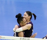 기뻐하는 브루나와 김연경