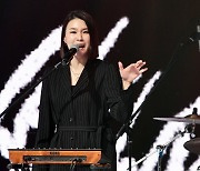[포토] 이날치 권송희, 서울가요대상의 진수를 담아서!