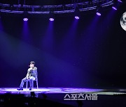 [포토]'MOON DANCE' 무대 여는 뉴이스트의 JR(서울가요대상)
