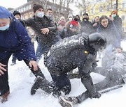 "푸틴은 도둑놈" 러시아 2주 연속 나발니 석방 시위, 2000여명 체포