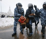 2주째 나발니 석방 시위.. 러 경찰, 아내 율리야 등 1600명 체포