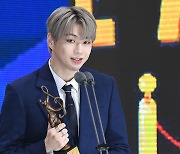 강다니엘 '소중한 트로피 들고'[엑's HD포토]