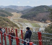 [픽!순창] "공중을 걷는 기분"..채계산 출렁다리 찾은 관광객