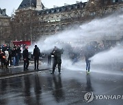 '보안법 반대 시위대 폭행' 프랑스 경찰 내부 조사 착수
