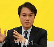 '김종철 성추행' 고발 논란..경찰 "아직 방향성 말하기 어려워"