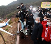 가덕도 전망대 오른 김종인 "신공항 적극 지지..한일 해저터널도"(종합)