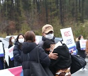 "선생님 진짜 만날 수 없는 건가요?"..전주예중고 학생들 눈물