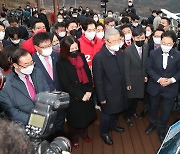 가덕도신공항 관련 브리핑 듣는 김종인