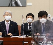 과방위 전체회의 출석한 최기영 장관과 한상혁 방통위원장