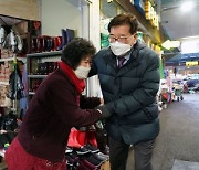 [포토]유덕열 동대문구청장, 설 맞이 전통시장 점검