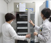 <포토> 코로나19 백신 초저온 냉동고 점검하는 의료진