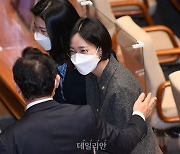 <포토> 의원들과 인사하는 장혜영 의원