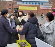 개학 첫날에 해고자가 된 교사 6명..교문 앞 선생님 본 학생 달려와 '와락'