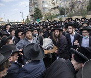이스라엘 장례식에 모여든 '노마스크' 2만여명