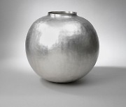 William Lee finds Korean beauty and captures it in his silver moon jar