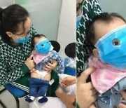 눈에만 구멍 '뻥'..왕마스크 쓰고 예방접종 온 베트남 아기