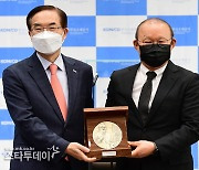 [포토] 박항서 감독 기념 메달 공개