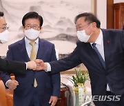 여야 원내대표, '北 원전' 충돌.."국정조사" vs "의혹 규명돼"