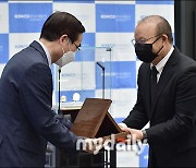 [MD포토] 기념 동판 전달 받는 박항서 감독