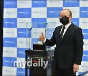 [MD포토] 박항서 감독, '기념 메달 제작에 엄지 척!'