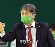 [MD포토] 이상범 '반칙 불어줘야지'