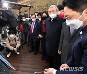 가덕신공항 설명 듣는 김종인 위원장