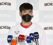 취재진 질문 답하는 SK 주장 이재원