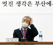 여당과 TK 사이에 낀 김종인, '가덕 신공항' 받고 '한일터널'까지