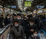 일본 코로나19 신규 확진 42일 만에 1천 명대..내일 긴급사태 연장