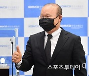 [ST포토] 박항서 감독, 베트남 축구 영웅의 메달 출시