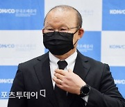 [ST포토] 박항서 감독, '요즘은 디지털 워치'