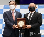 기념 동판 선물 받은 박항서 감독