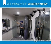 [모멘트] 거리두기 유지속 완화된 것은..수도권 헬스장 샤워실 조건부 허용