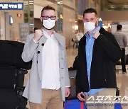 [포토] 키움 외인투수 요키시-스미스 '함께 입국 했어요'