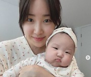 최희, 출산 2달 만에 '얼굴 붓기가 쏙'..신생아 딸과 커플룩 입고 행복 [in스타★]