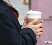 "왜 민원 처리 안해줘" 관리과장에 커피 뿌린 입주민 벌금형