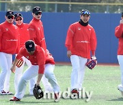 [MD포토] 김강민 '후배들 지켜보며 도와요'