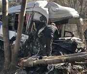 중학생 축구클럽버스 내리막길 가로수 '쾅'..1명 사망·3명 중상