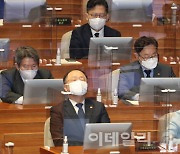 [포토]'본회의 참석한 홍남기 부총리'