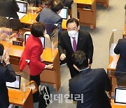 [포토]교섭단체 대표연설, '박수받는 주호영'