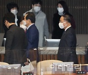 [포토]교섭단체 대표연설, '본회의장 나서는 홍남기'