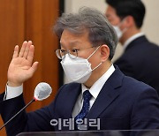 [포토]'선서하는 권칭승 중기부 장관 후보자'