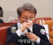 [포토]'물 마시는 권칠승 중기부 장관 후보자'