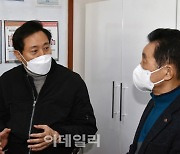 [포토]오세훈, '상계동 공인중개사 사무소 방문'