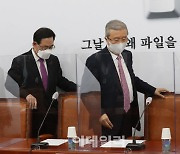 [포토]'비대위 참석하는 김종인-주호영'