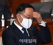 정의당 "어느 나라 부총리인가" 홍남기 직격탄