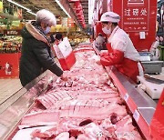 중국, 춘제 앞두고 냉동 돼지고기 대방출..장바구니 물가 안정