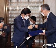 임채정·김형오 전 의장에게 위촉장 수여하는 박병석