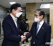 변창흠 장관과 인사하는 김영춘 부산시장 예비후보